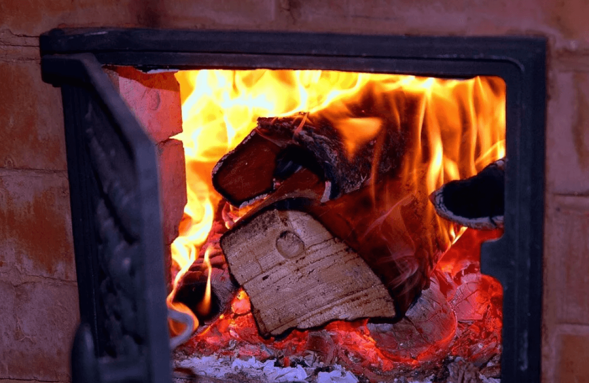 Теплый дом печи. Огонь в печке. Печь на дровах. Пламя в печке. Горящая печь.