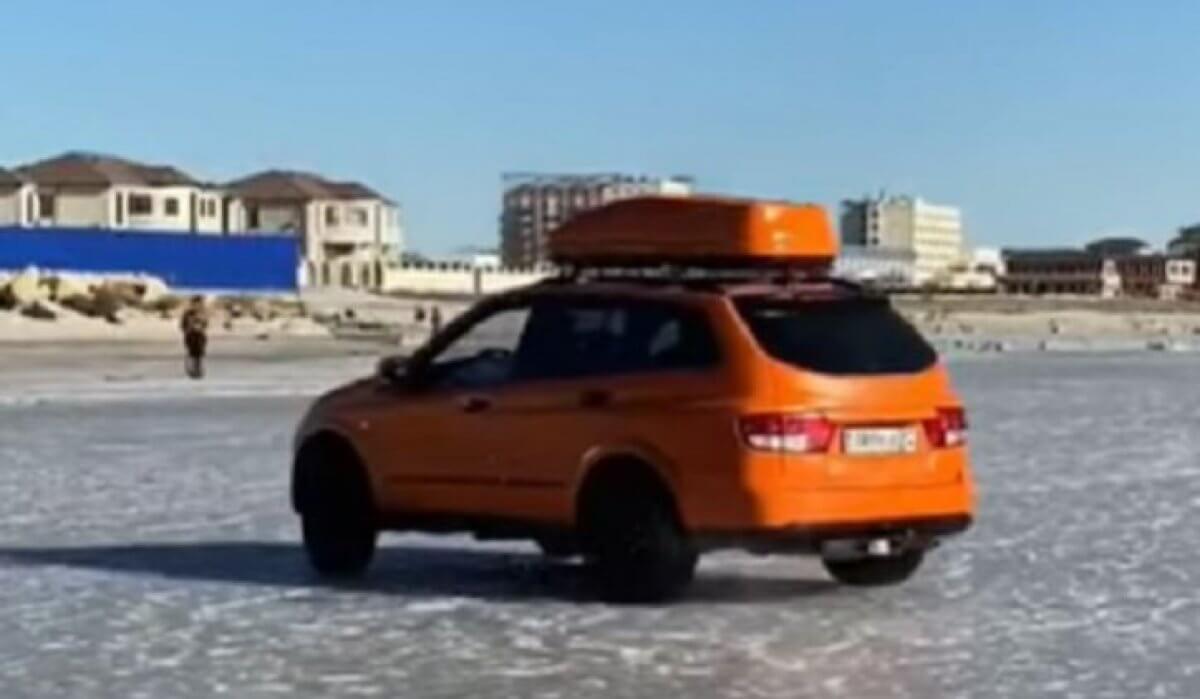 За дрифт на льду Каспия оштрафовали жителя Актау (ВИДЕО)