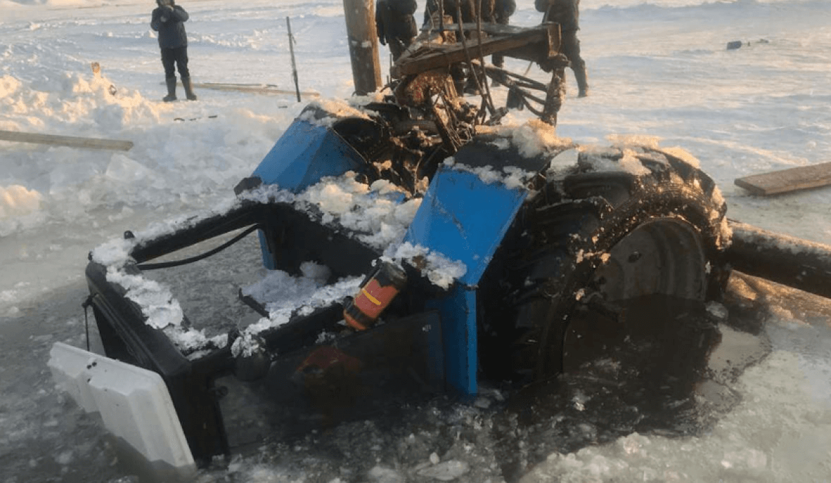 Утонувший в Бухтарминском водохранилище трактор подняли со дна в ВКО