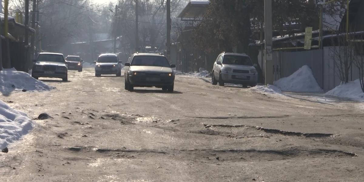 Сами виноваты: чиновники обвиняют жителей в разрушении дороги в Алматы