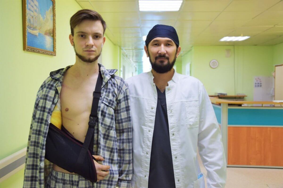 Пять часов сшивали руку пациенту врачи в Астане