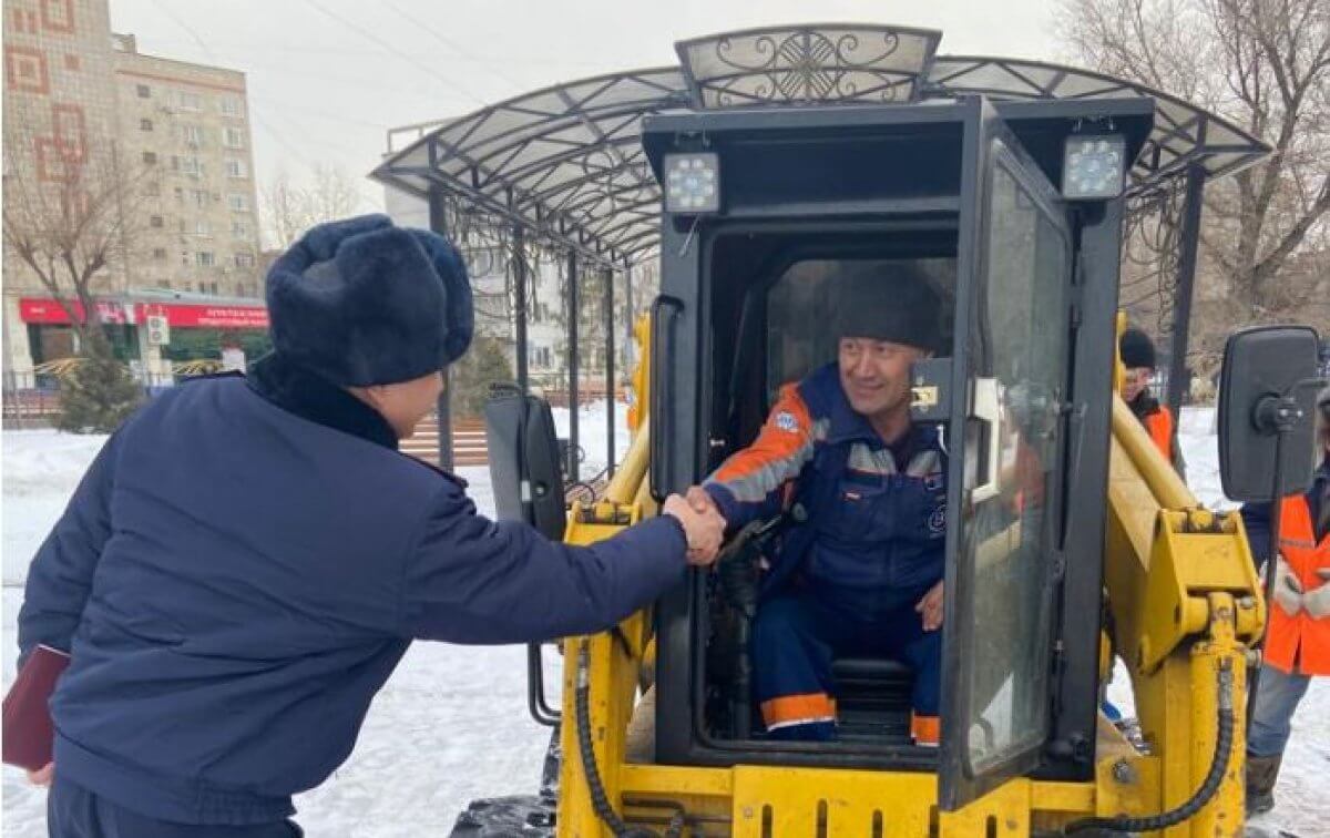 Водитель погрузчика снегом потушил автомобиль в Павлодаре