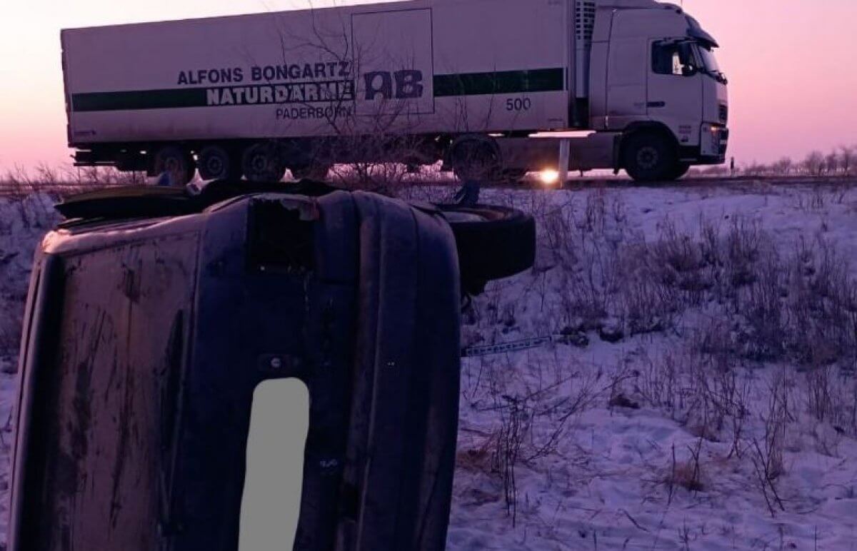 В столкновении с грузовиком в ЗКО пострадали двое подростков