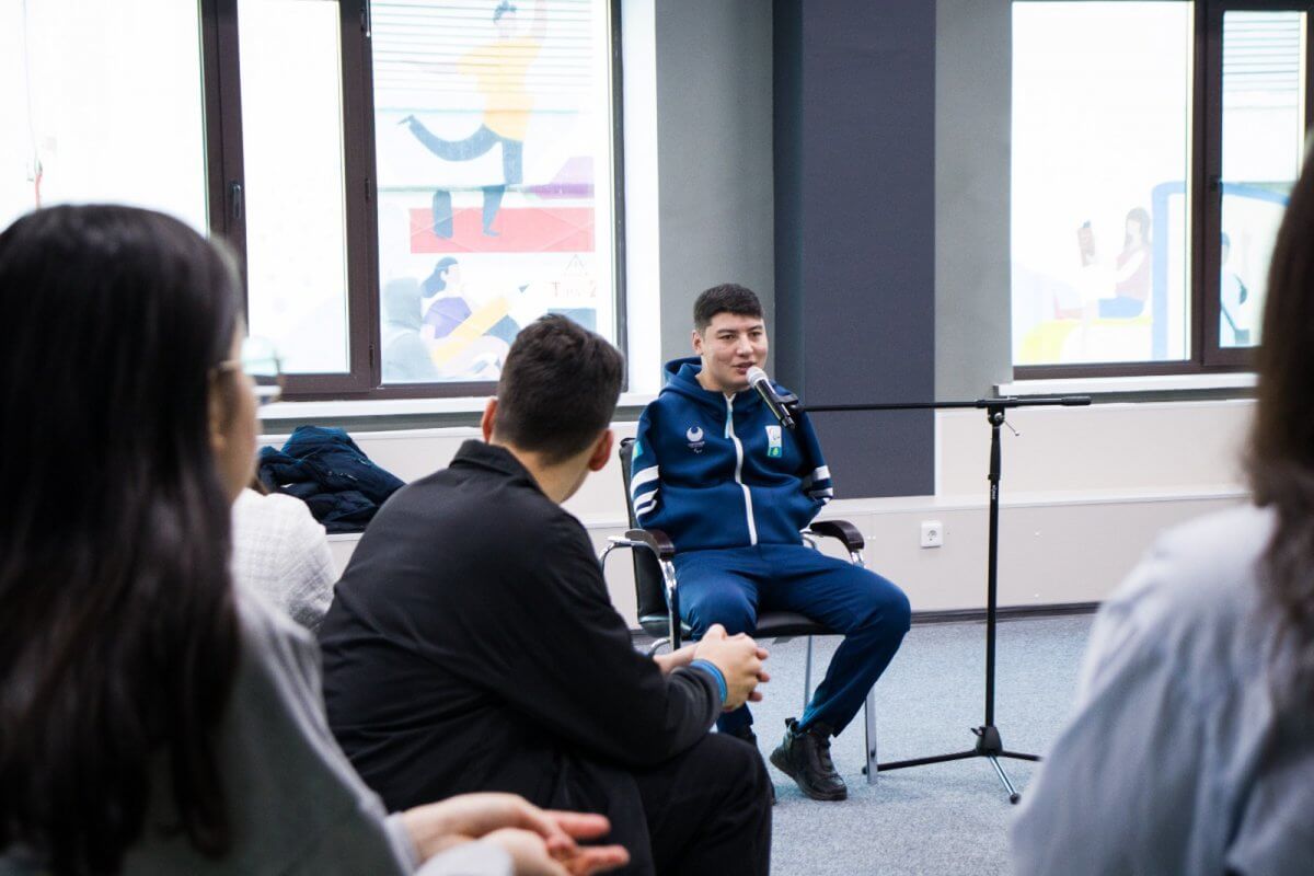 "Кедергісіз келешек": в Астане прошла встреча известного паралимпийца со студентами