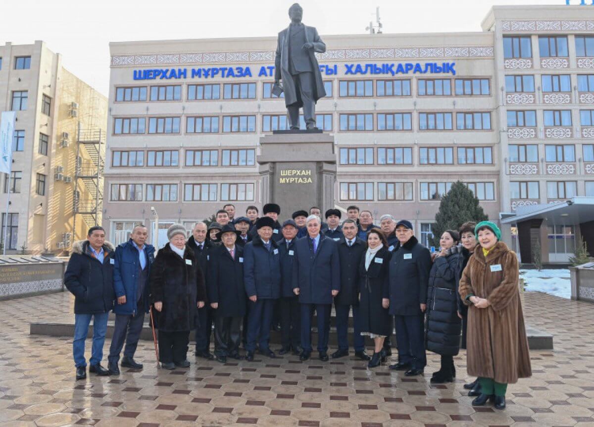 Токаев возложил цветы к памятнику писателя Шерхана Муртазы