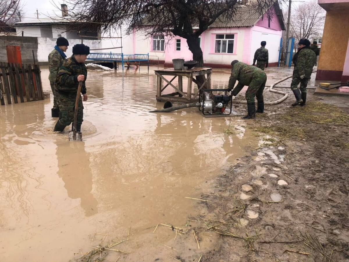 Возвращаются в свои дома эвакуированные жители одного из районов Туркестанской области