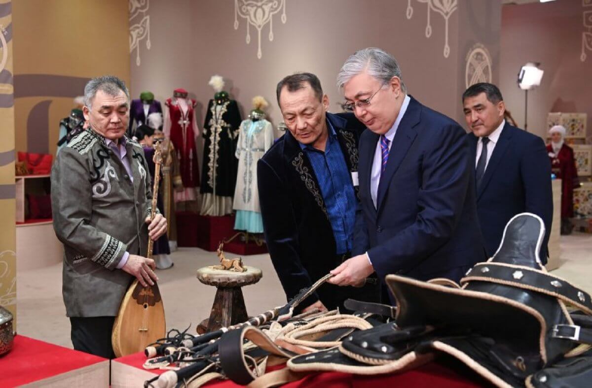 Костюмы в стиле неофолк и “степной” парфюм: что показали президенту ремесленники Тараза