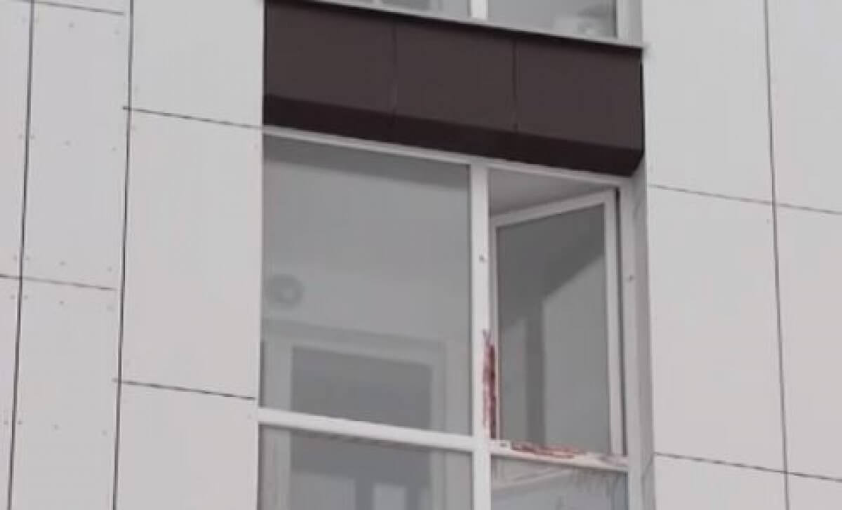 Чудовищная драма: астанчанин зарезал тещу, выбросил ребенка из окна и совершил суицид