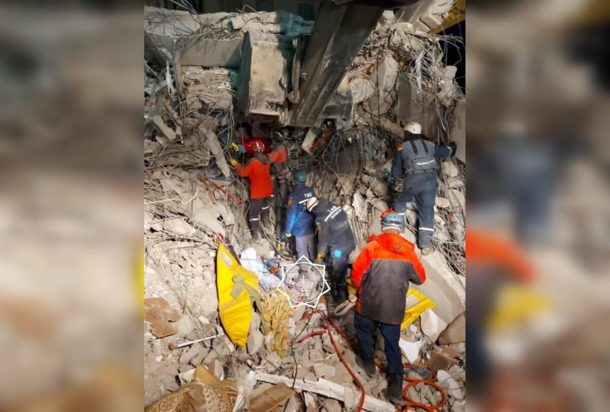 Спасенные землетрясение. Землетрясение в Турции 2023 русские спасатели. Землетрясение в Турции спасатели.