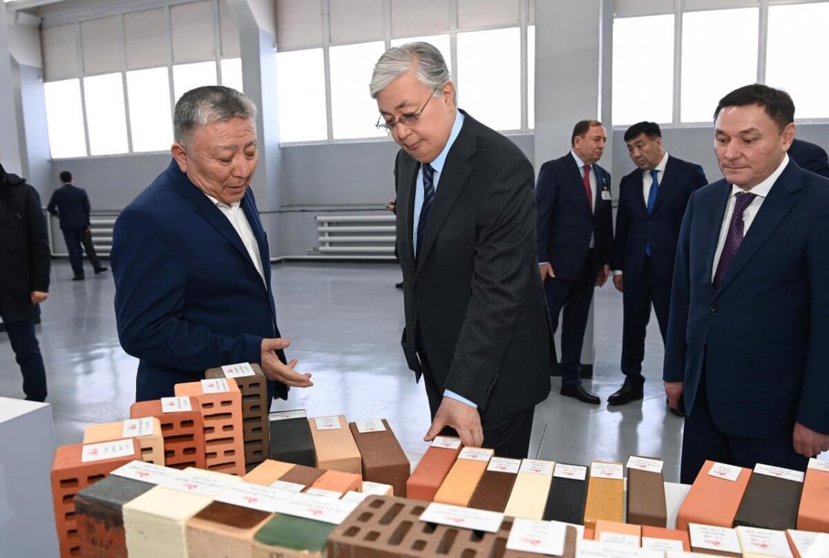 Токаев посетил завод по производству пестицидов "Астана-Нан Chemicals"