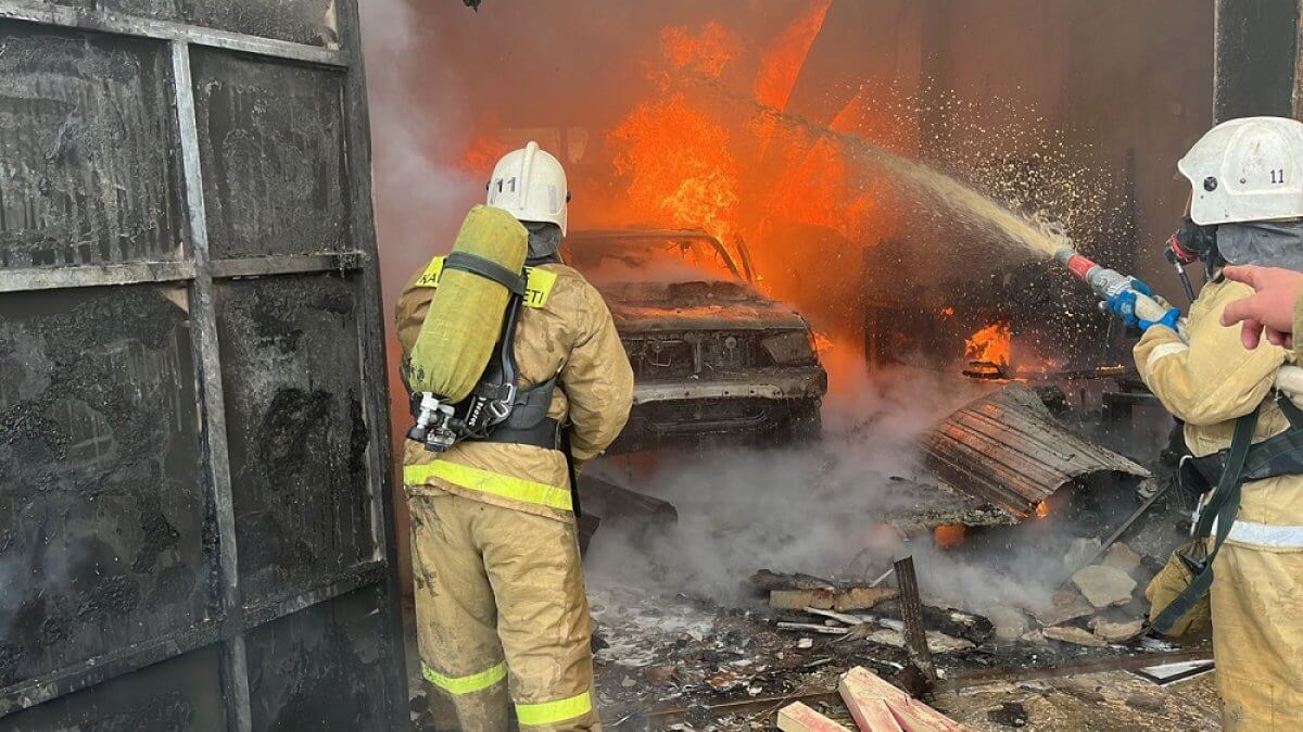 СТО и автомобиль сгорели в Жанаозене