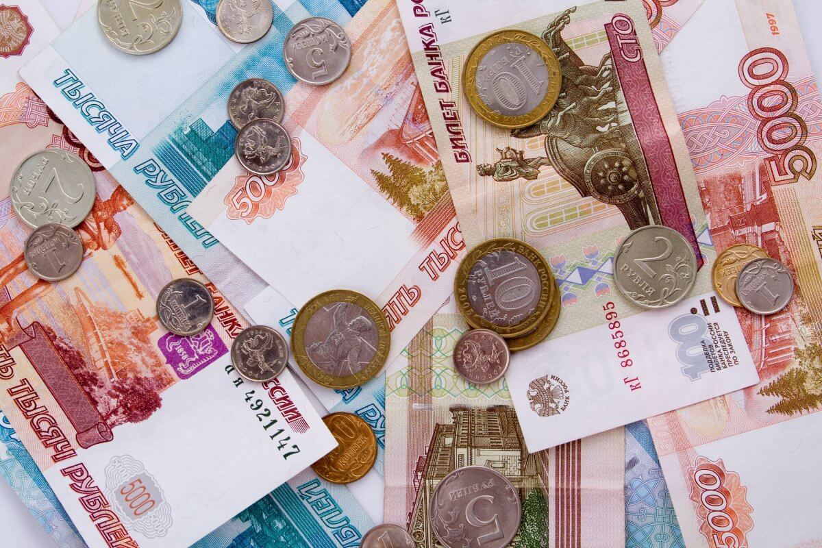Рубль опустился ниже шести тенге перед выходными