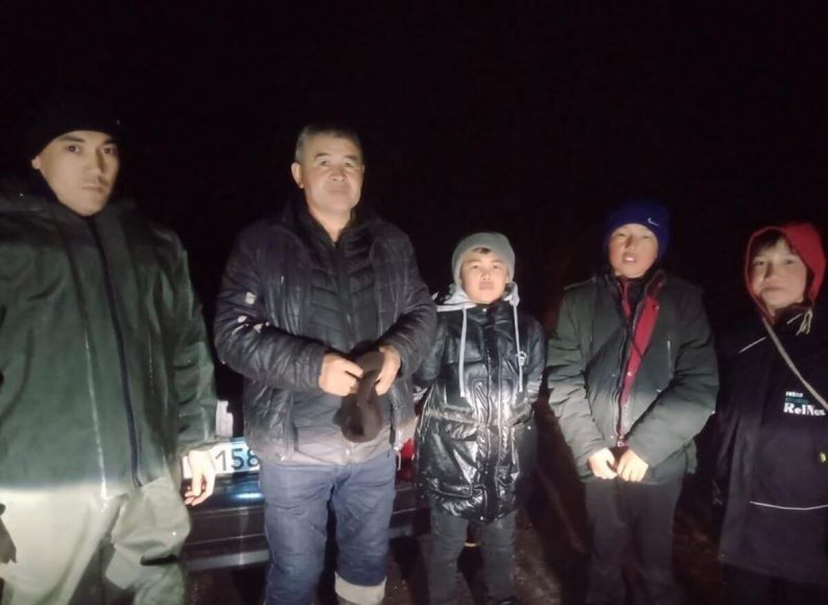 Три мальчика застряли на окруженной водой поляне в Алматинской области