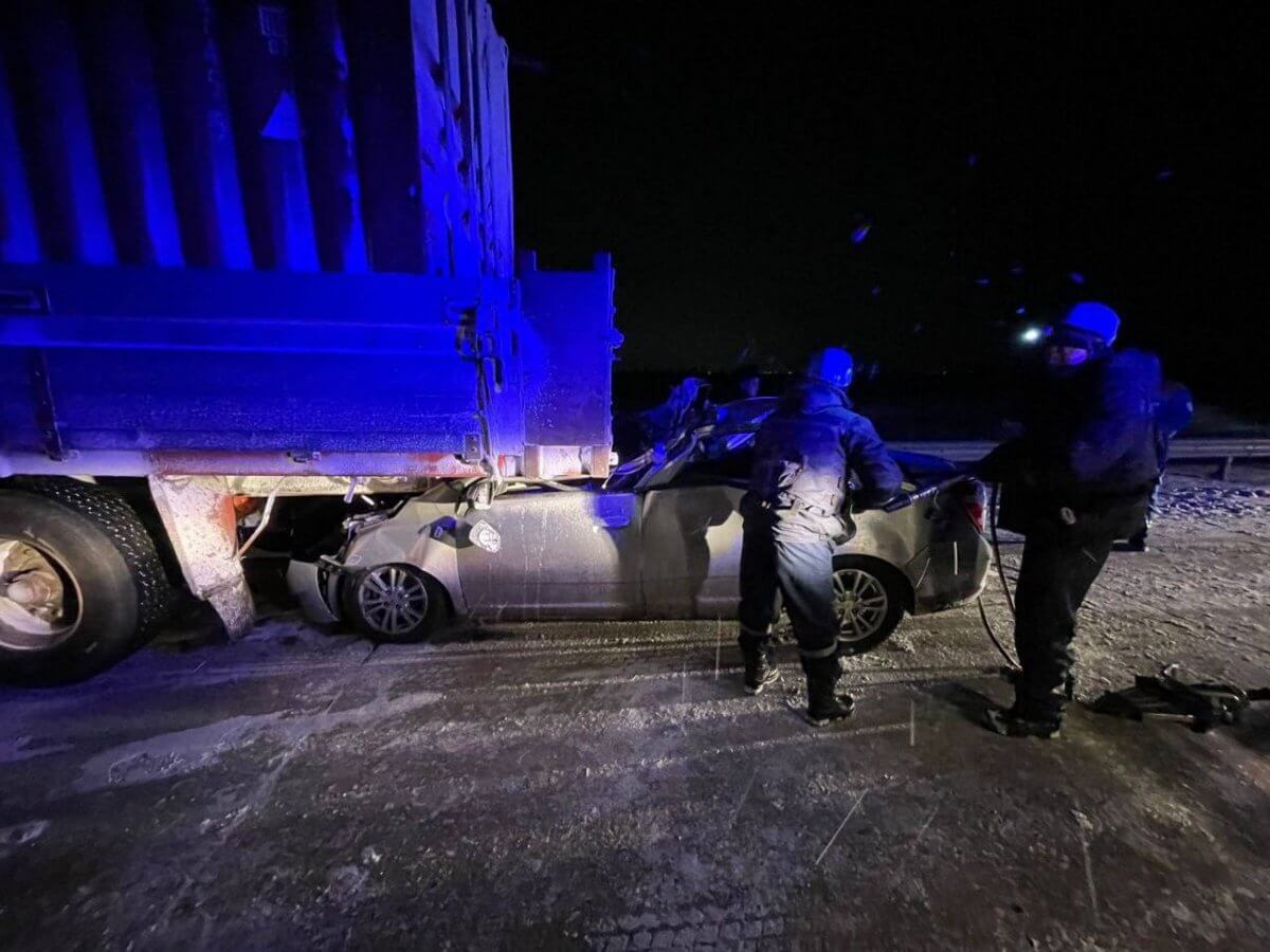 Двух человек госпитализировали после ДТП на трассе в Павлодарской области