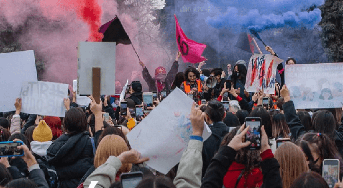 Чел заехал в центр митинга феминисток мексике