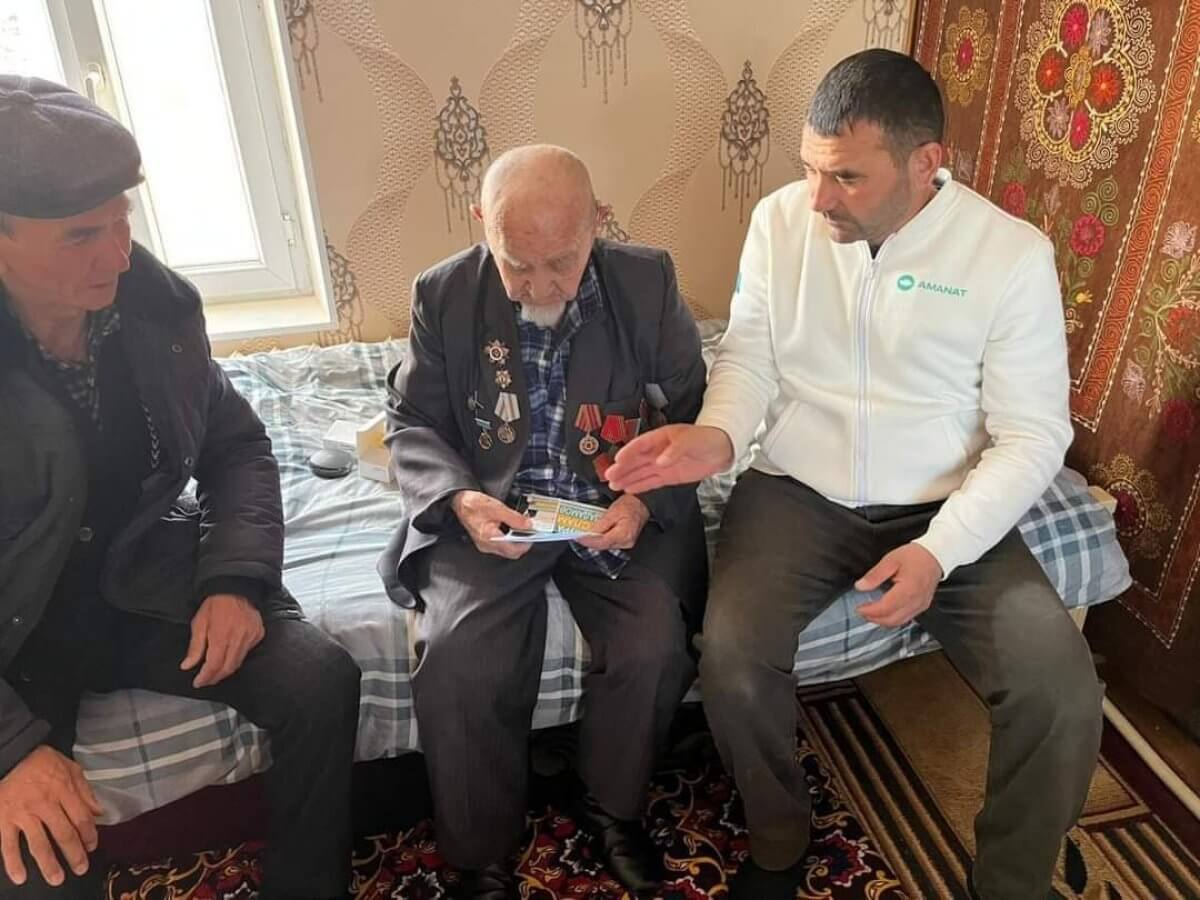 Члены партии AMANAT побеседовали с ветеранами ВОВ в Сауран