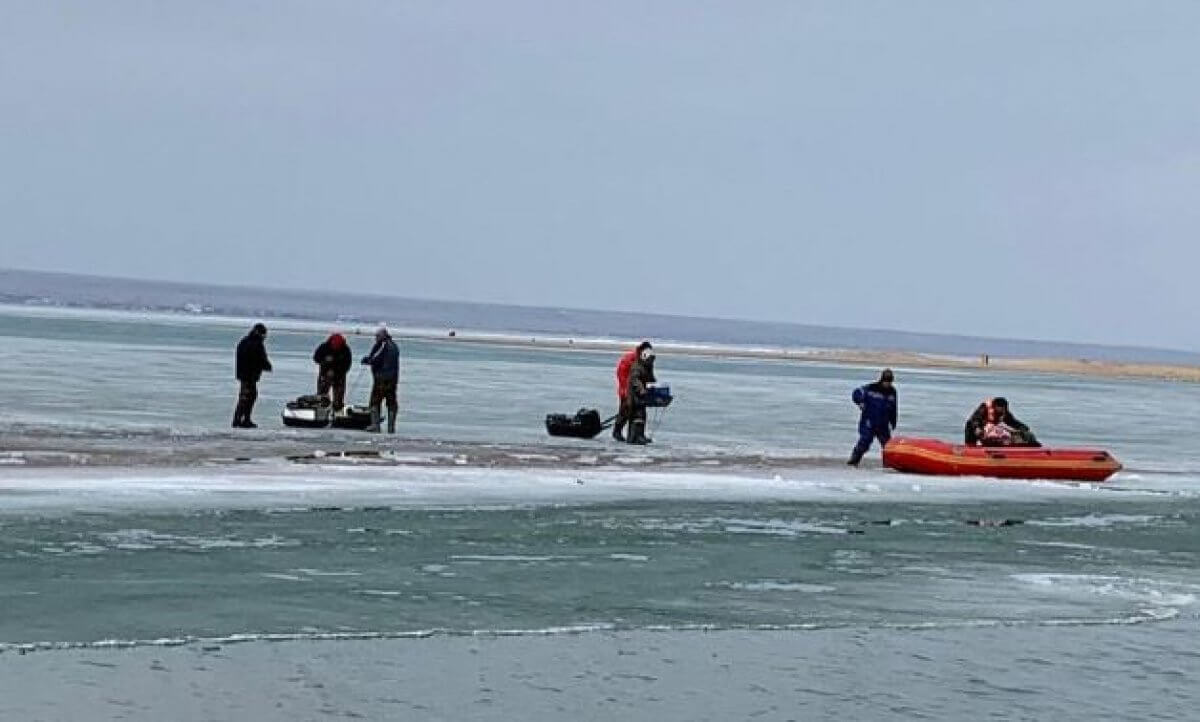12 рыбаков на льдине унесло от берега на Капшагае (ВИДЕО)