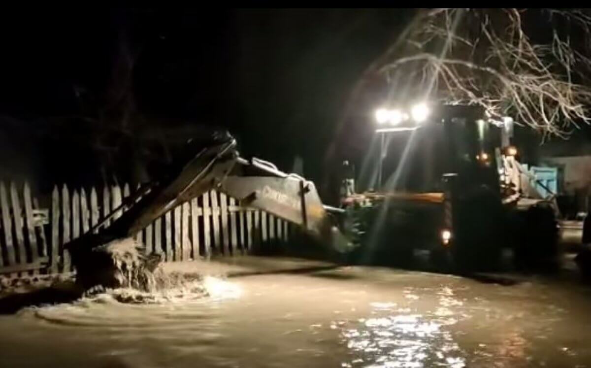 Вода пошла с полей: подтопления начались в области Жетысу (ВИДЕО)