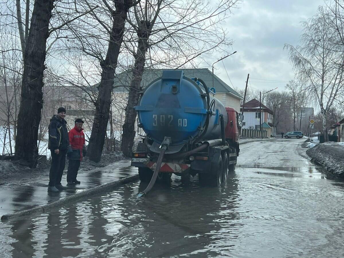 Около 50 человек мобилизовали для борьбы с подтоплениями в Усть-Каменогорске