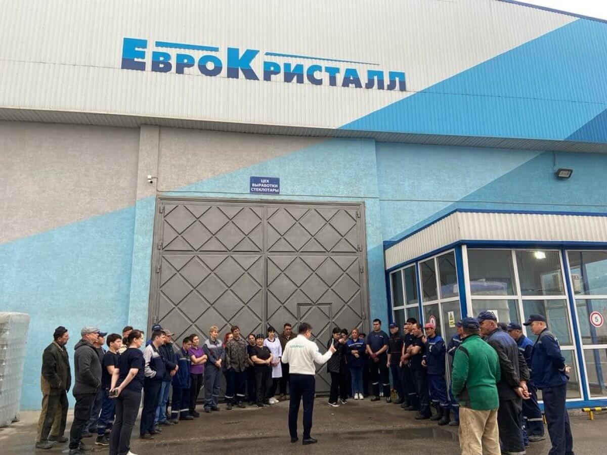 С коллективом одного из шымкентских предприятий встретились аманатовцы