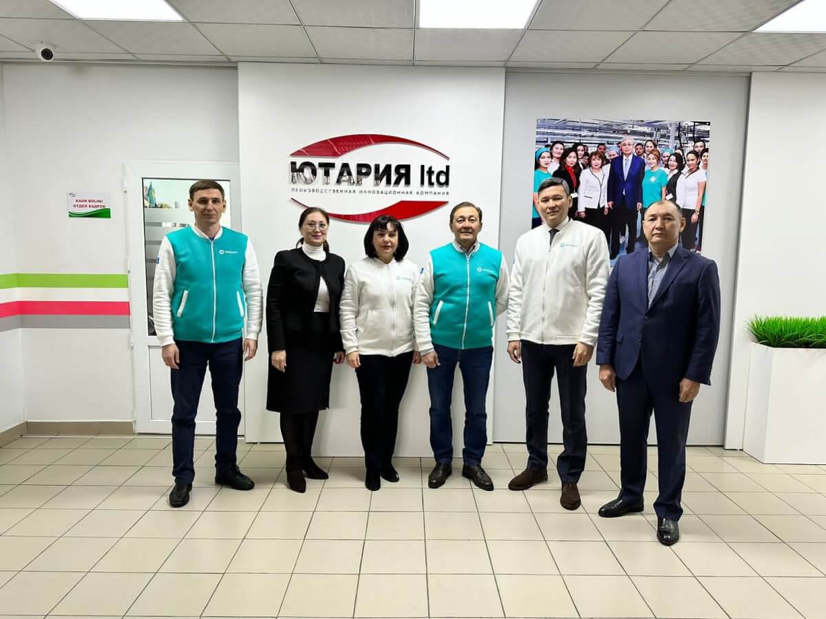 Кандидаты от партии AMANAT встретились с коллективом швейной фабрики в Караганде