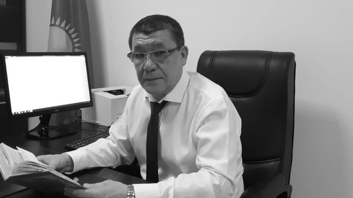 Захрипел и упал: судья умер на рабочем месте в Уральске