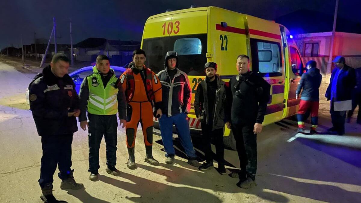 Шесть человек спасли из снега и льда в Атырауской области