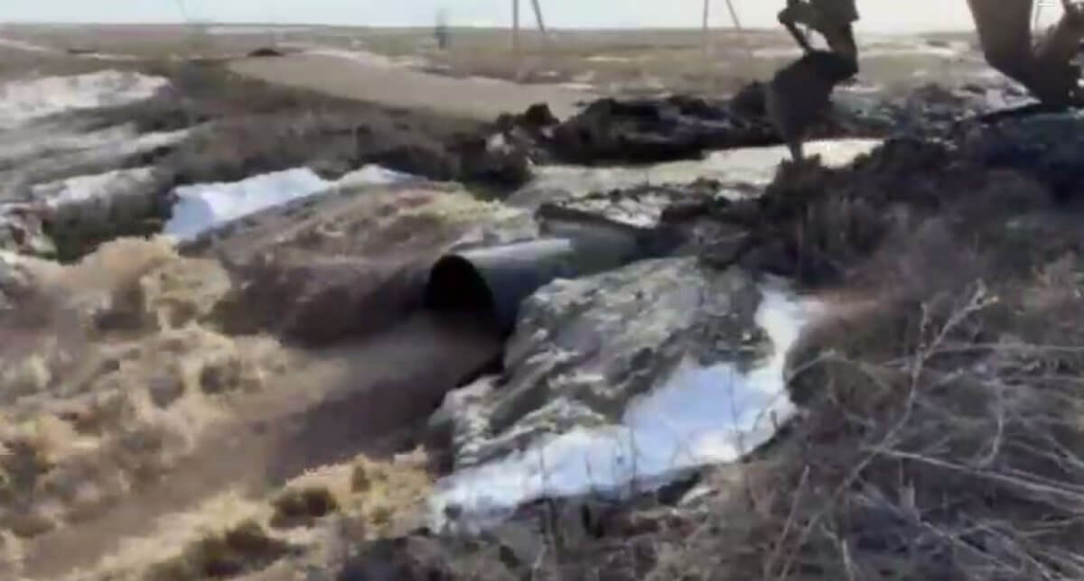 Окраины Уральска уходят под воду (ВИДЕО)