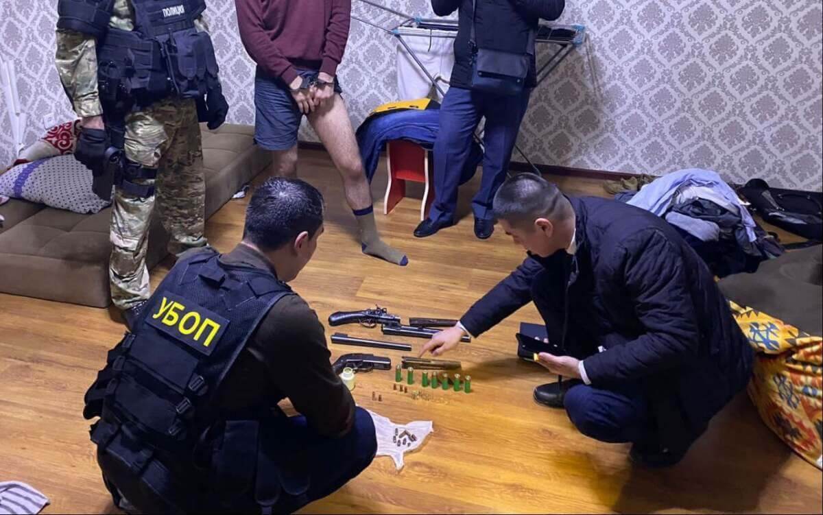 Вымогали деньги, похищали и избивали: преступная группа угрожала мужчине в Актау