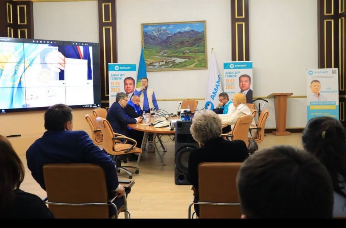 Кандидаты от партии AMANAT встретились с сотрудниками столичного аэропорта