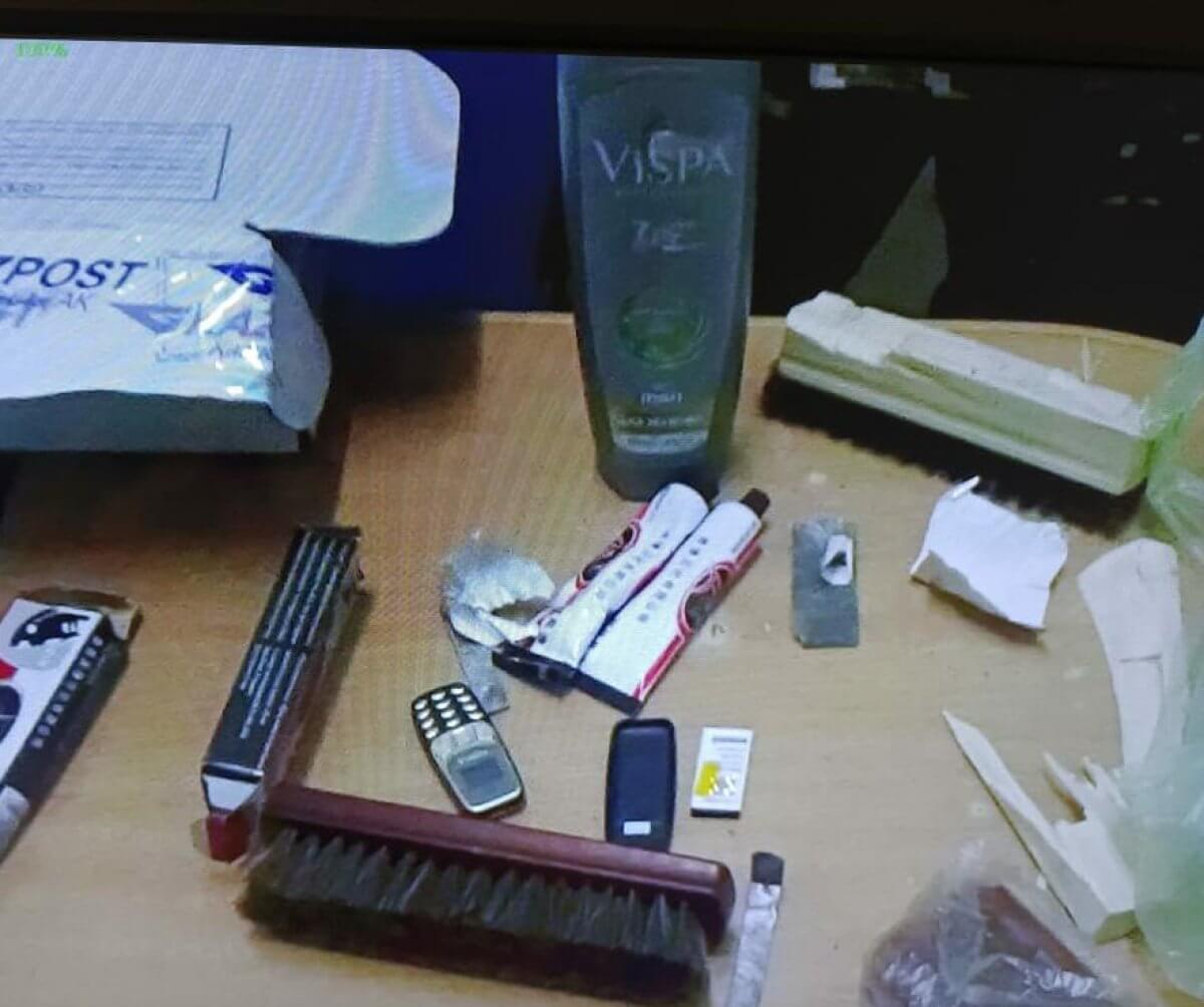 Посылка для друга: мобильник в обувной щетке пытались переправить в колонию в Акмолинской области
