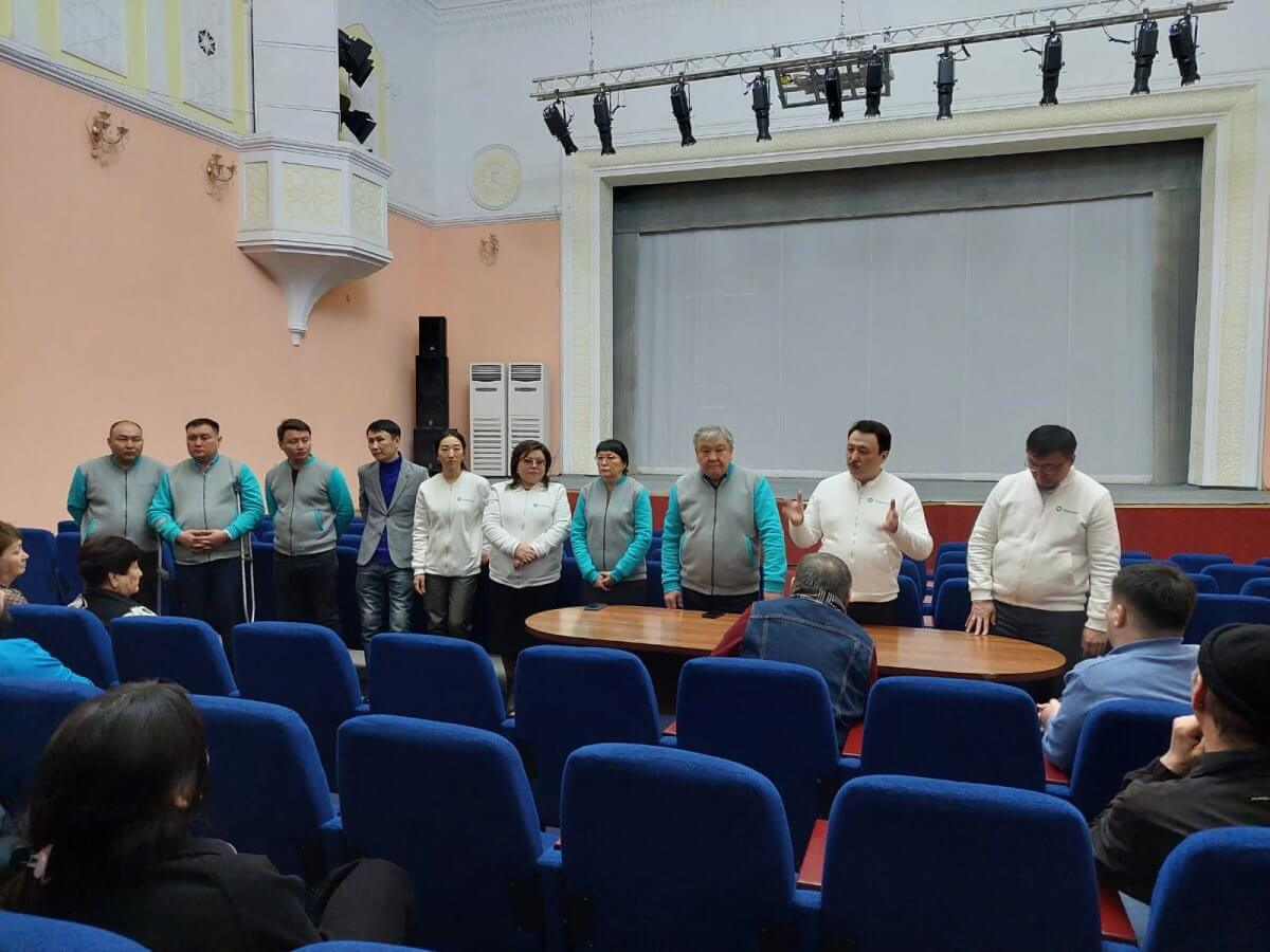 С коллективом театра встретились кандидаты в депутаты в Улытау