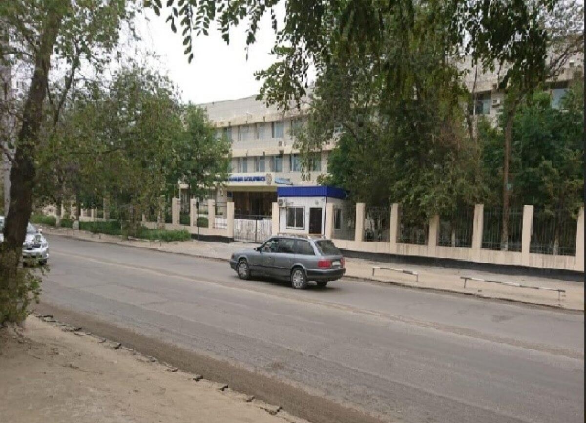 Подозреваемый в педофилии выпрыгнул из окна полицейского участка в Мангистау