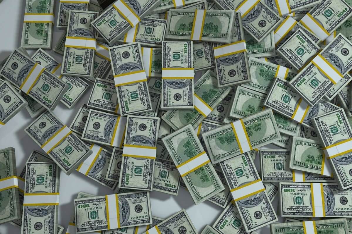 Доллар немного подорожал перед выходными на торгах в Казахстане