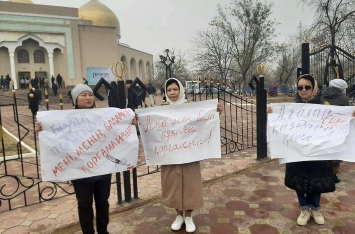 Пикет против бытового насилия провели общественницы в Актау