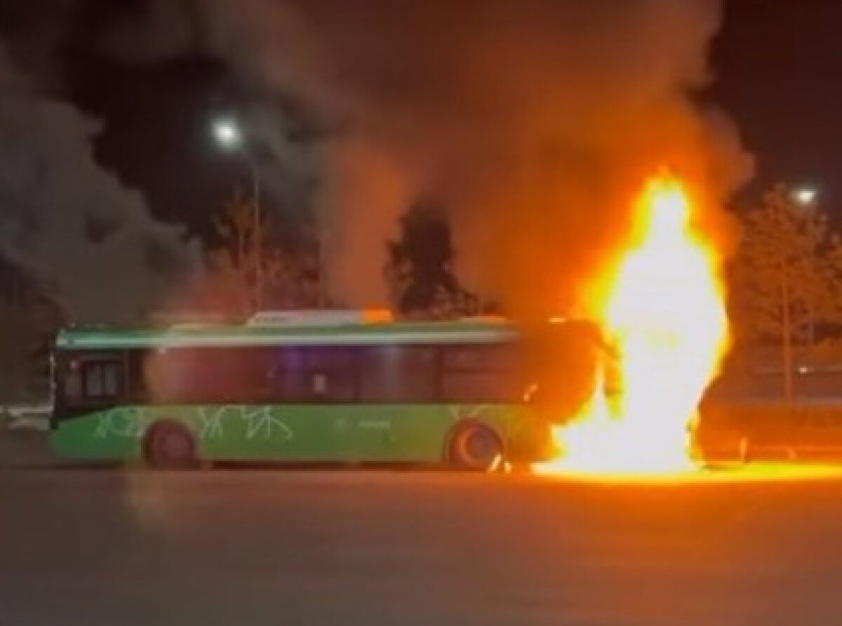Автобус загорелся в Алматы (ВИДЕО)