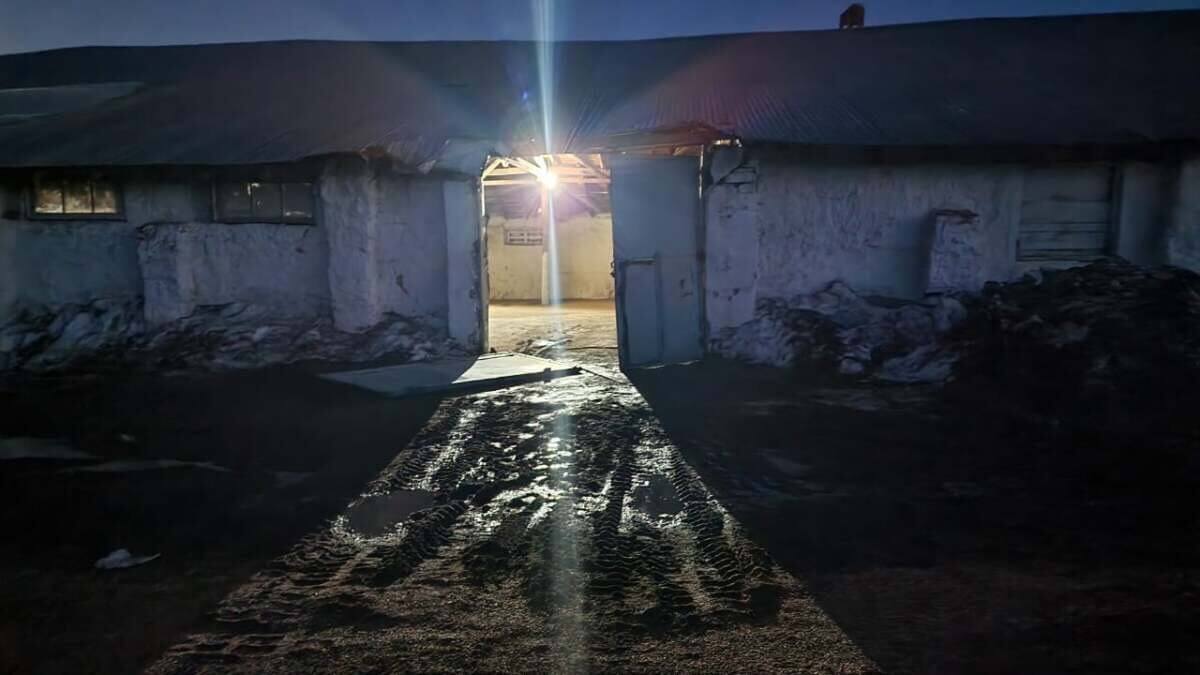 В кому впал акмолинец после того, как на него упали металлические ворота