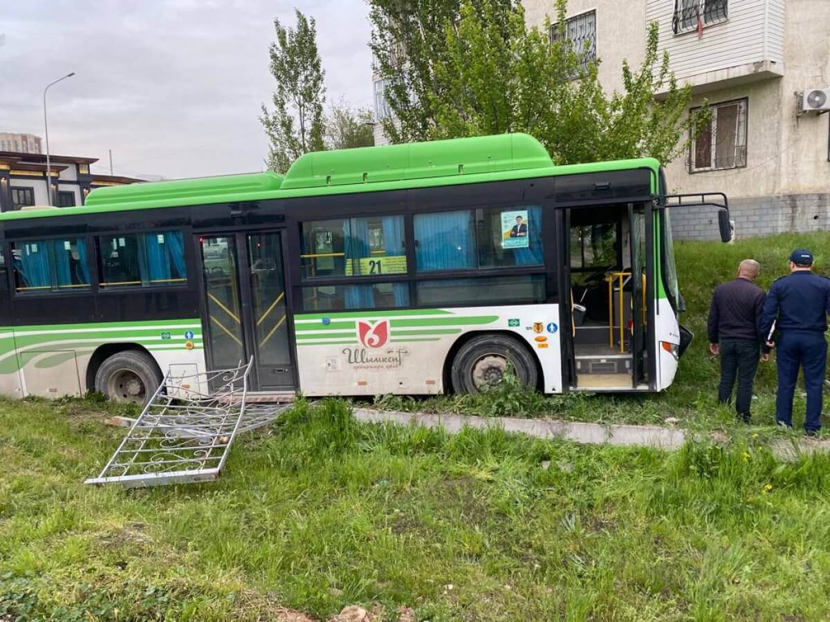 Неуправляемый автобус наехал на шестерых человек в Шымкенте