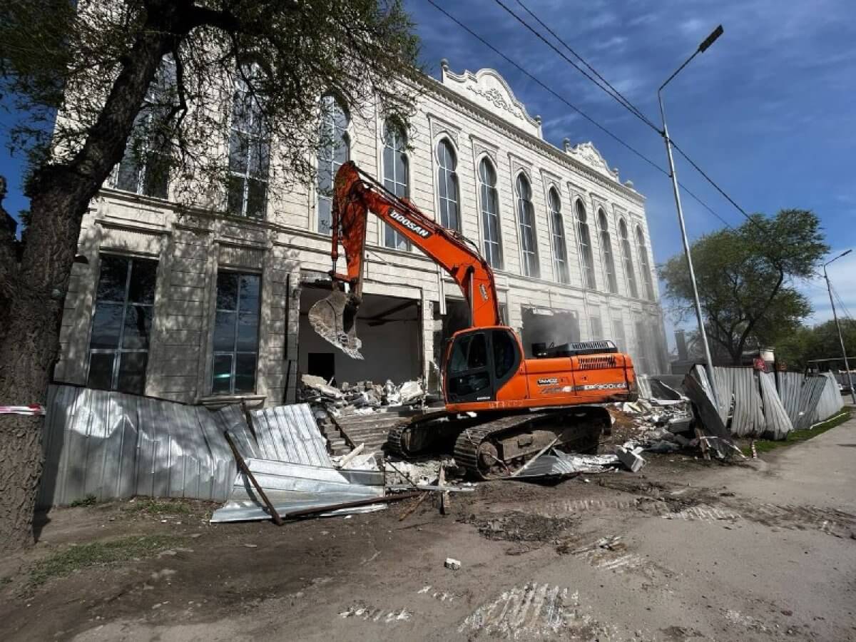 Крупный ресторан сносят по решению суда в Алматы