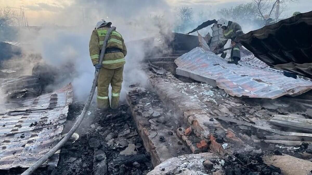 Более ста человек эвакуировали из горящего дома в Таразе