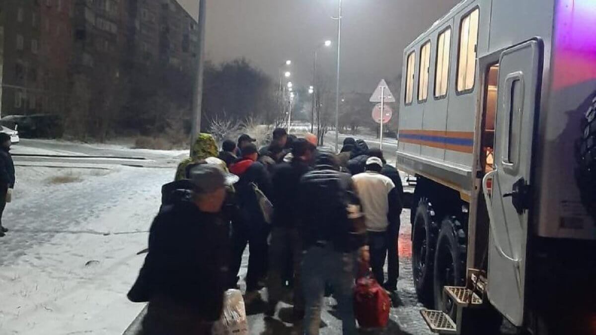 Автобус сошел с трассы из-за непогоды в Карагандинской области
