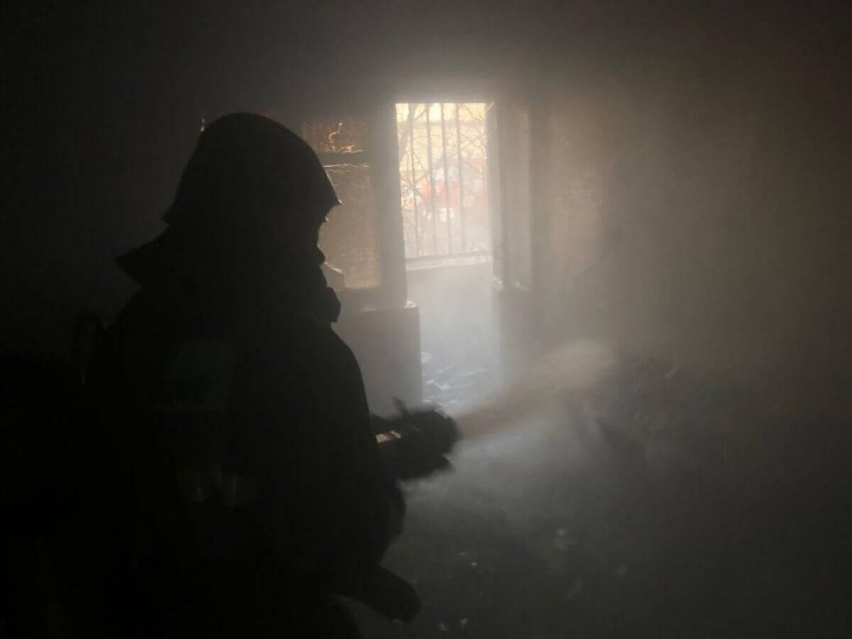 Двое малышей задохнулись при пожаре в Костанайской области