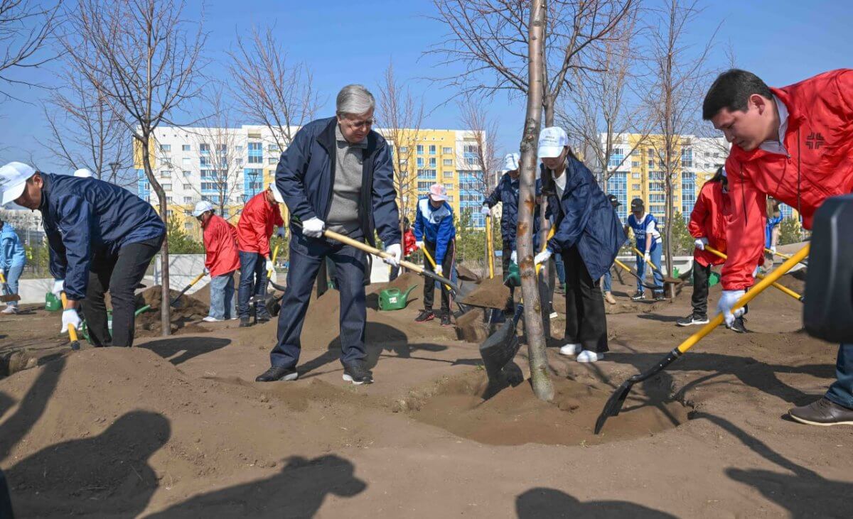 Токаев посадил деревья в ходе городского субботника в Астане