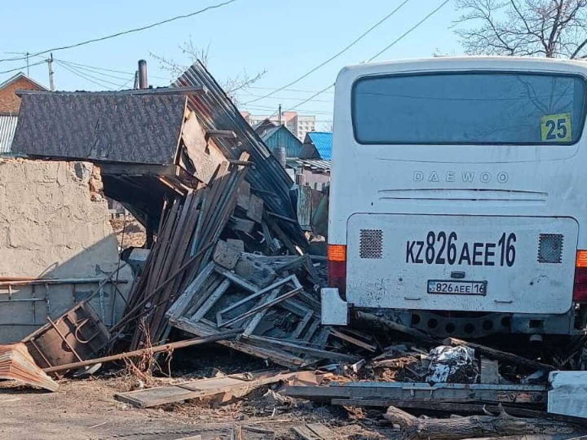 Пьяный водитель на неисправном автобусе врезался в частный дом в ВКО