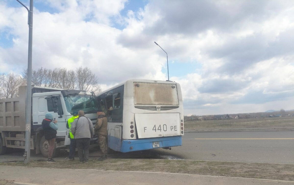 Автобус с пассажирами столкнулся с грузовиком в Усть-Каменогорске