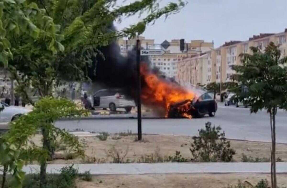 Автомобиль вспыхнул после ДТП в центре Актау
