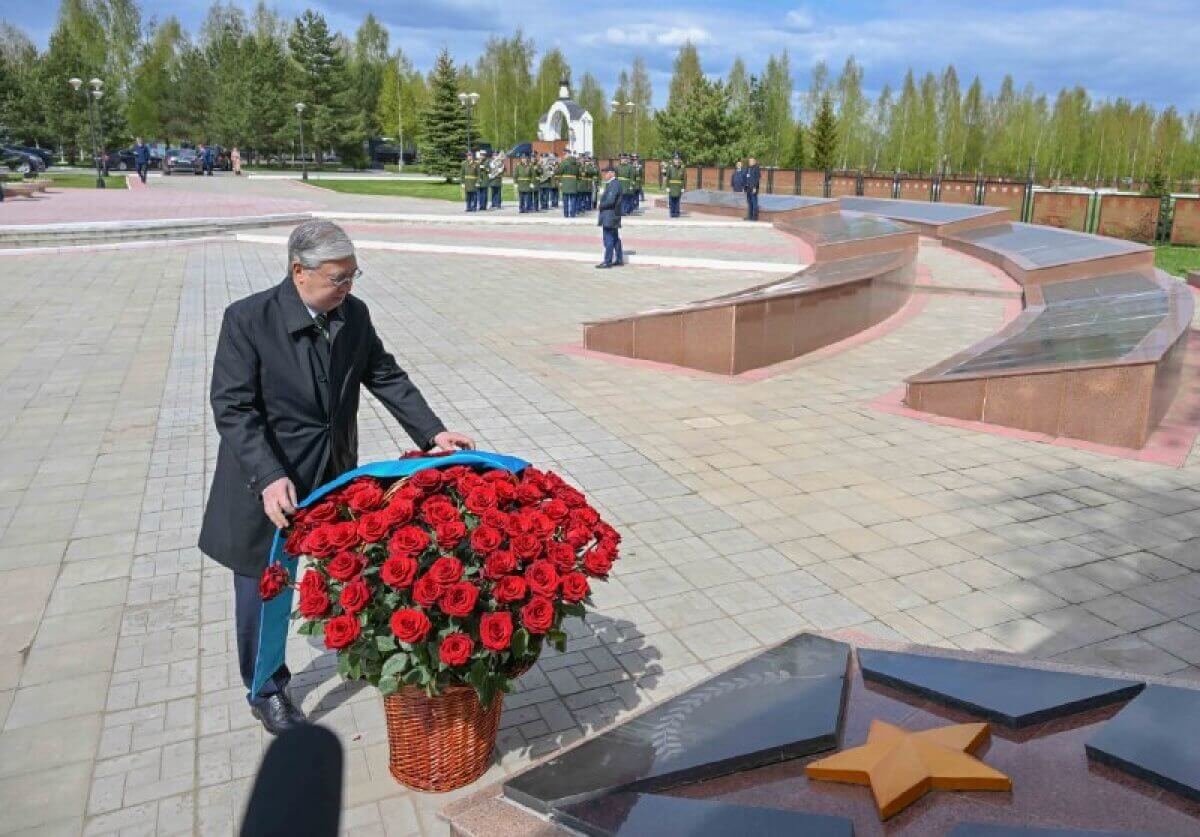 Исполнял свой долг – Кошанов о поездке Токаева на парад в Москву