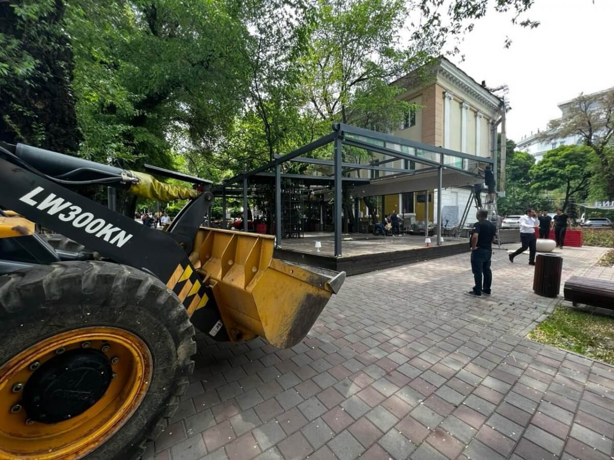 Летнюю террасу ресторана сносят по решению суда в Алматы