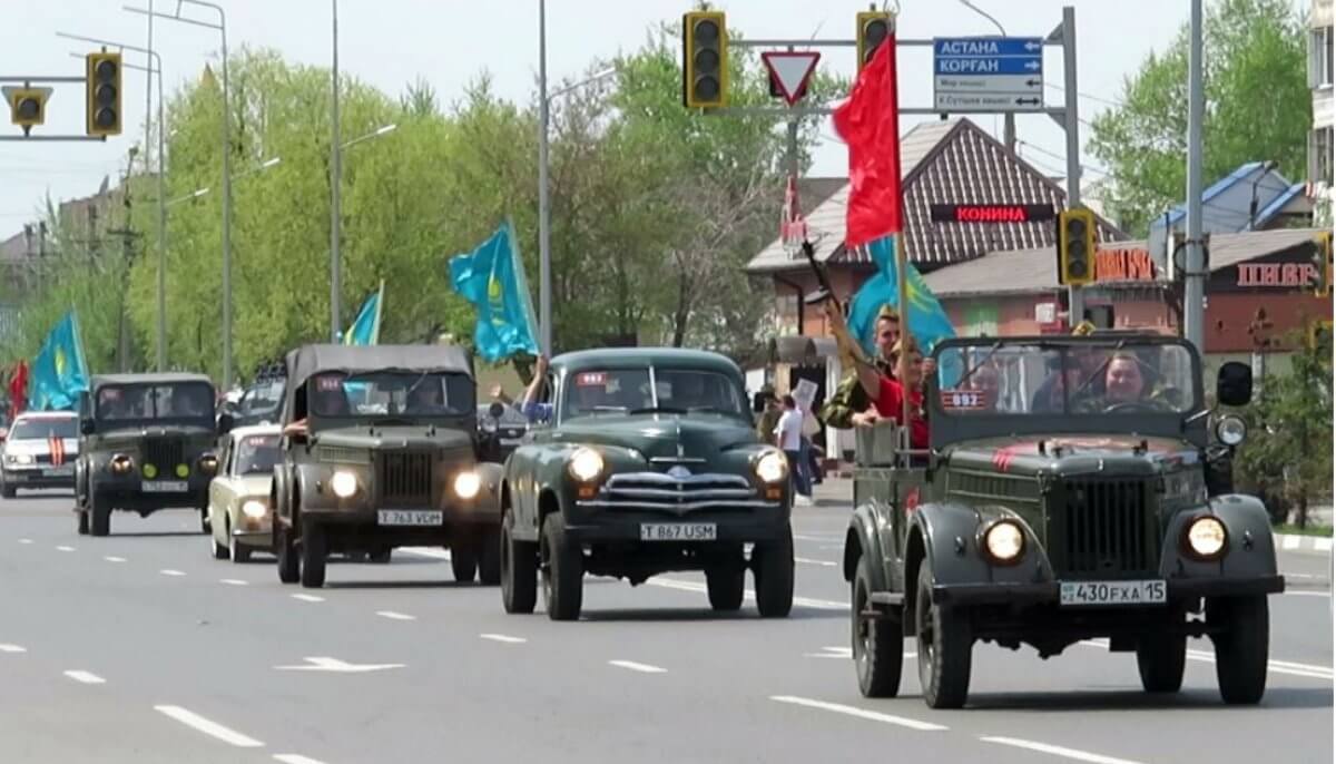 На 20 суток арестовали жителя Петропавловска за наклейки на машине в День  Победы