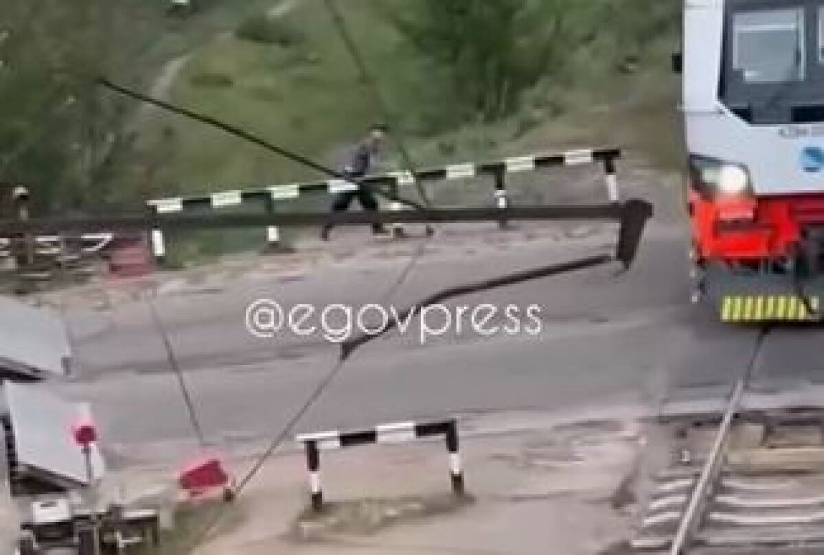 Спасенного от наезда поезда мужчину оштрафуют в Алматинской области (ВИДЕО)